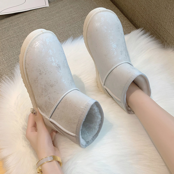 Ženske čizme sa postavom i ravnim đonom u dvije boje