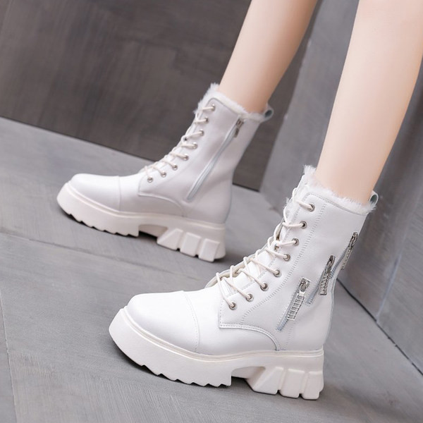 Zimske čizme s grubim potplatom i toplom postavom