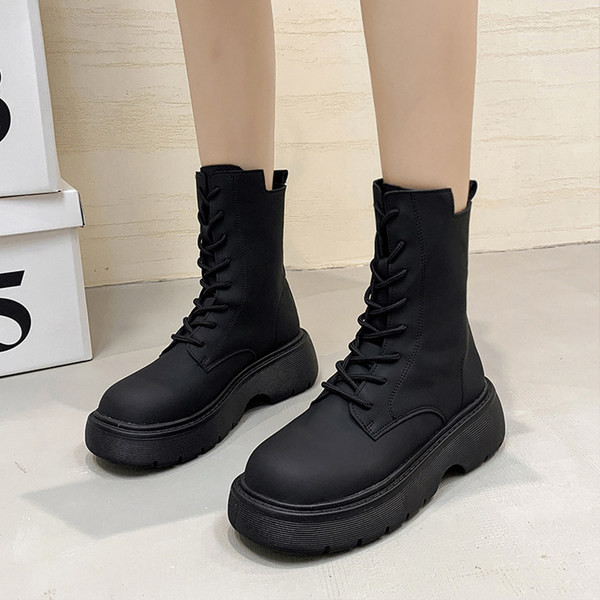 Дамски заоблени боти от еко кожа с груба подметка и връзки