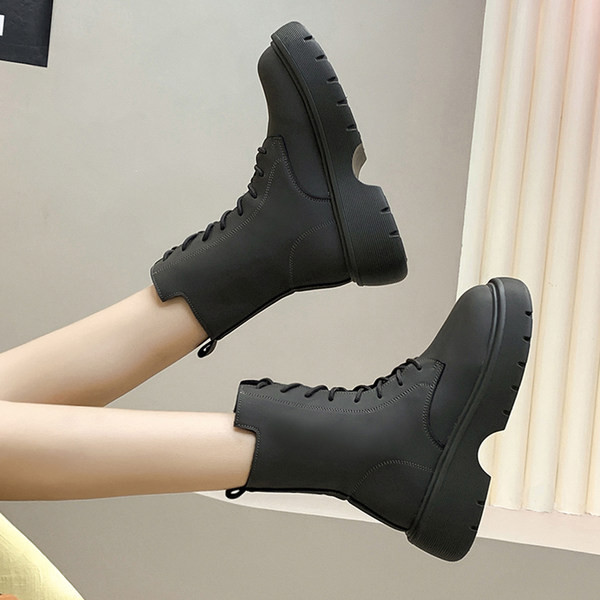 Дамски заоблени боти от еко кожа с груба подметка и връзки