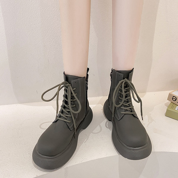 Aktualne kožne čizme sa vezicama i debelim đonom