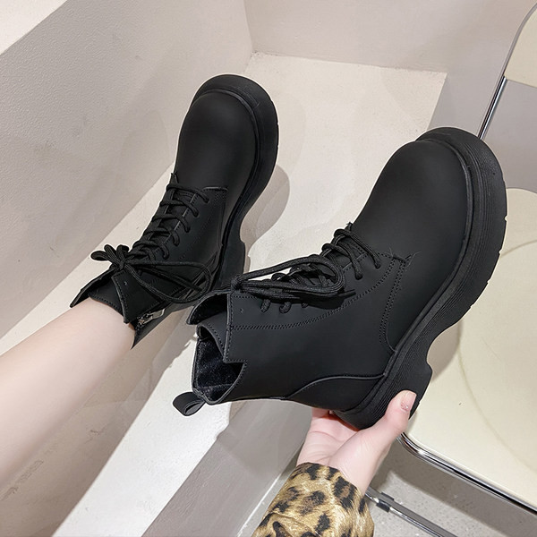 Aktualne kožne čizme sa vezicama i debelim đonom