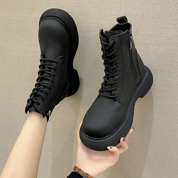 Ležerne čizme s ravnom platformom i vezicama