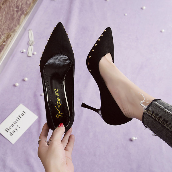 Elegantne ženske cipele na visoku petu s metalnim zakovicama