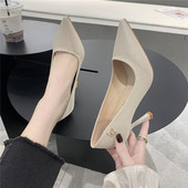 Obični model ženskih cipela s oštrim vrhom i srednjom petom