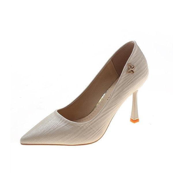 Obični model ženskih cipela s oštrim vrhom i srednjom petom