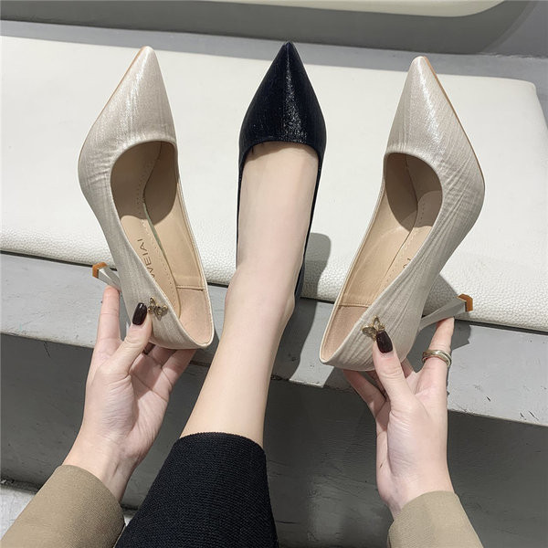 Obični model ženskih cipela s oštrim vrhom i srednjom petom