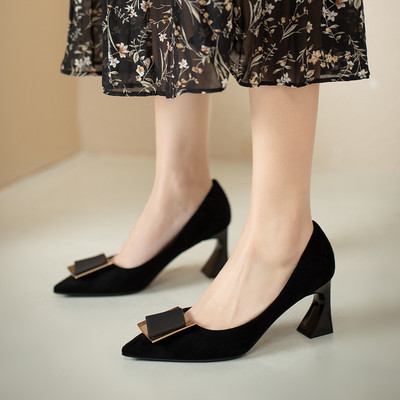 Ženske cipele sa metalnim ukrasima u dvije boje