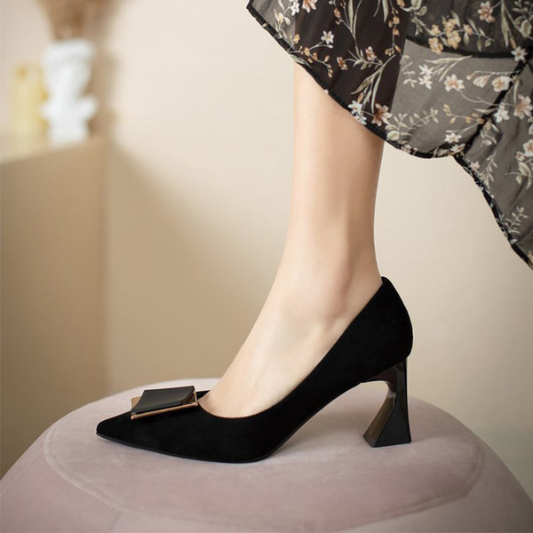 Ženske cipele sa metalnim ukrasima u dvije boje