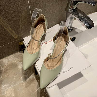 Lakirane elegantne ženske sandale s kamenim ukrasom