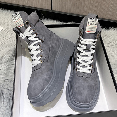 Дамски боти с дебела подметка връзки и емблема