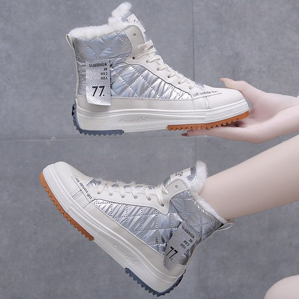 Ženske čizme s toplom postavom i vezicama