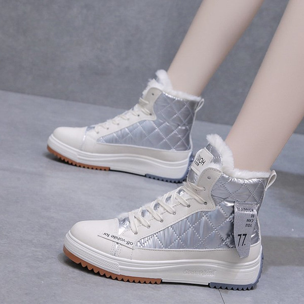 Ženske čizme s toplom postavom i vezicama