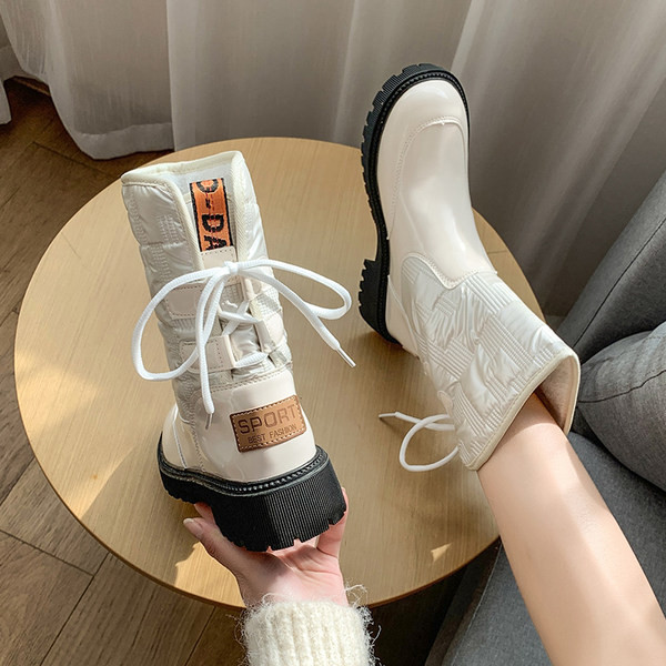 Lakirane čizme s vezicama i amblemom za žene