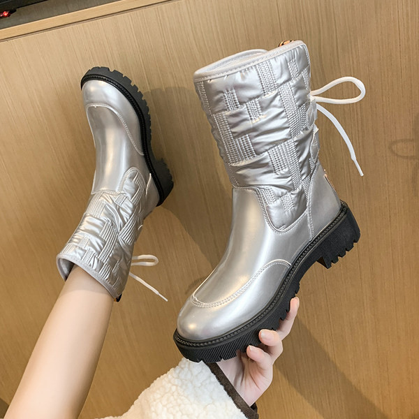 Lakirane čizme s vezicama i amblemom za žene