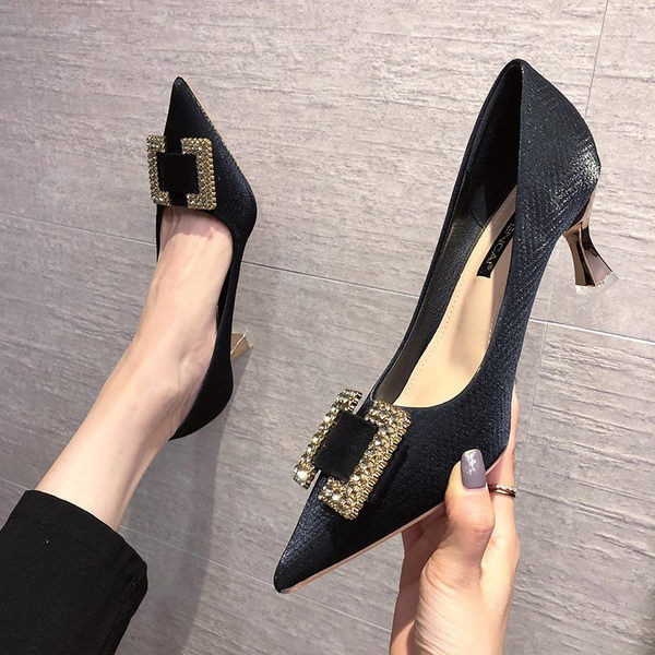 Moderni model cipela na špic s kopčom