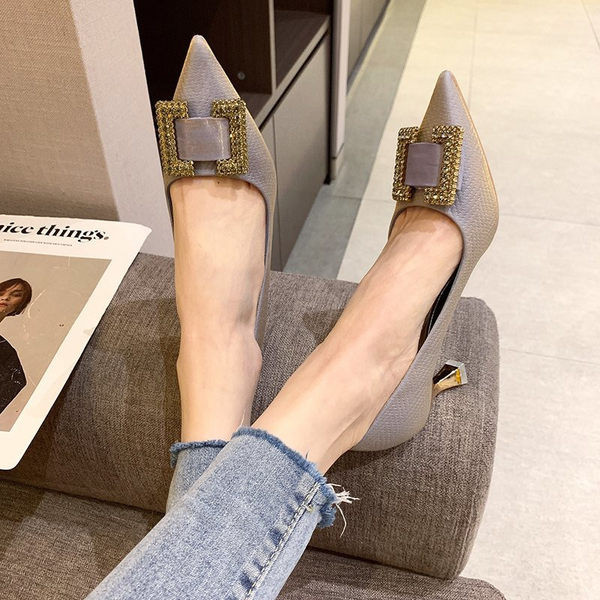 Moderni model cipela na špic s kopčom