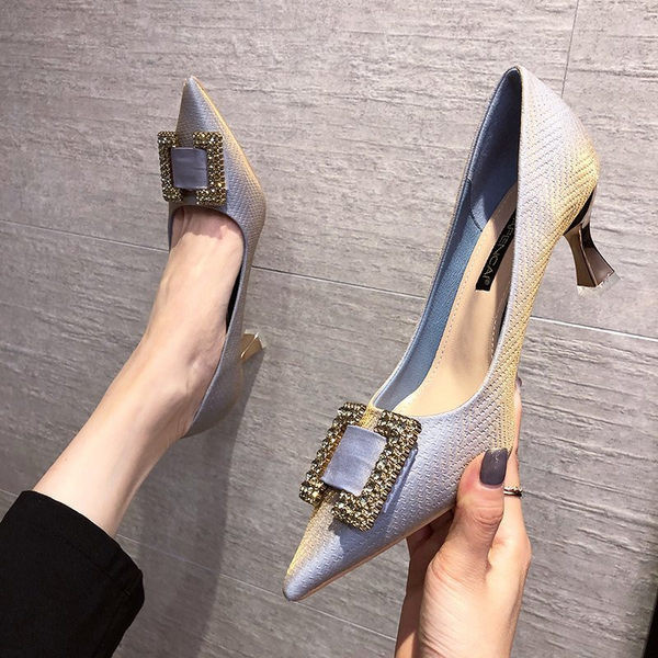 Moderni model cipela na špic s kopčom