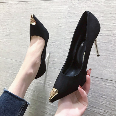 Elegantne ženske cipele na visoku petu s metalnim elementom