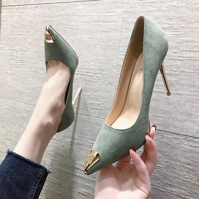 Elegantne ženske cipele na visoku petu s metalnim elementom