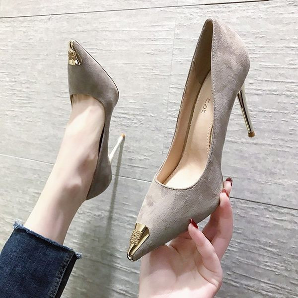 Elegantne ženske cipele na visoku petu s metalnim elementom