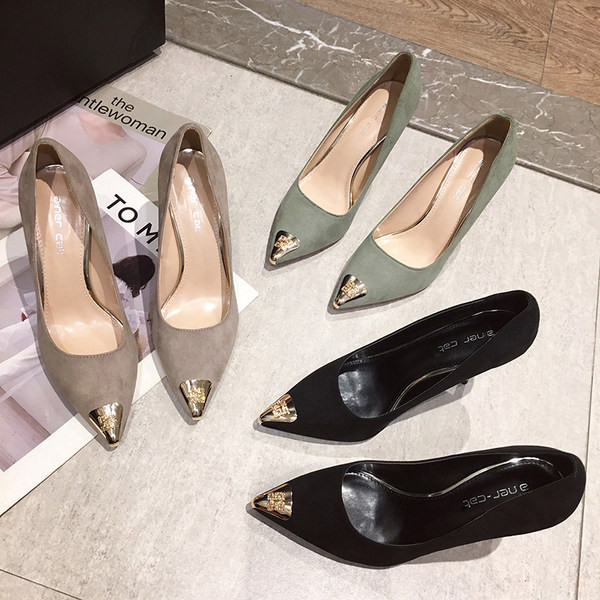 Elegantne ženske cipele na visoku petu s metalnim elementom