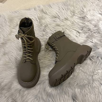 Zaobljene ženske čizme s metalnom kopčom i vezicama