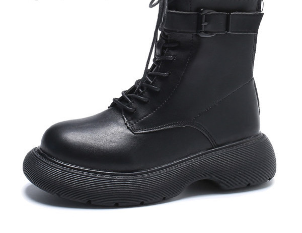 Zaobljene ženske čizme s metalnom kopčom i vezicama