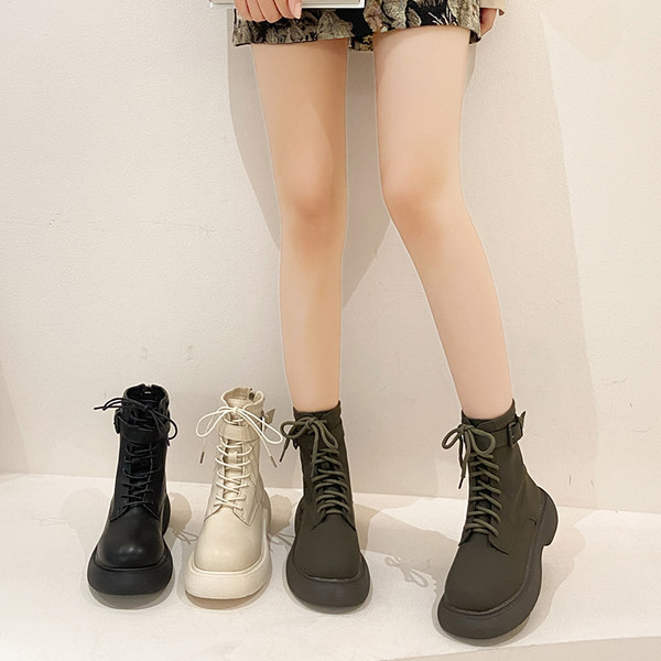 Zaobljene ženske čizme s metalnom kopčom i vezicama