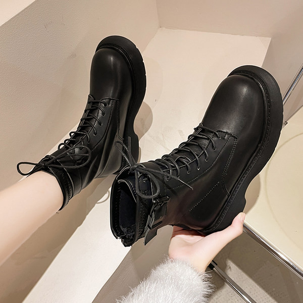 Zaobljene ženske čizme s metalnom kopčom i vezicama