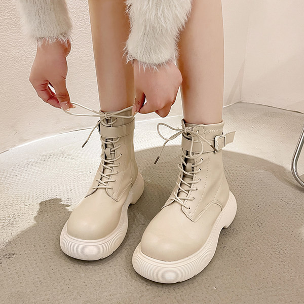 Zaobljene ženske čizme s metalnom kopčom i vezicama