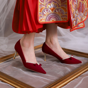 Ženske cipele od crvenog eko antilopa s perlama i trakom