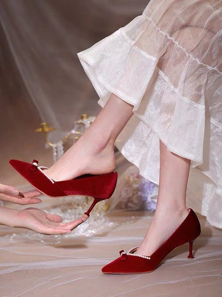 Ženske cipele od crvenog eko antilopa s perlama i trakom