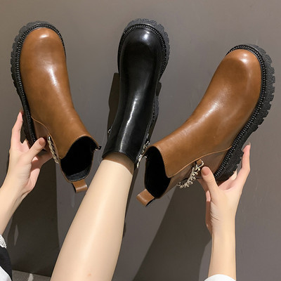 Дамски кожени боти с груба подметка и метална верига 