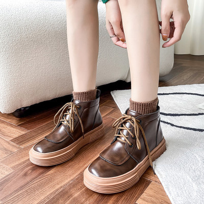 Ženske čizme sa ravnim đonom i vezicama u dvije boje