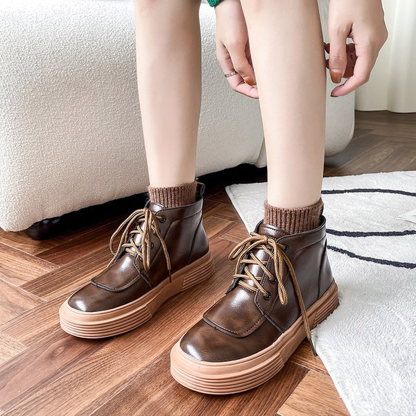 Ženske čizme sa ravnim đonom i vezicama u dvije boje