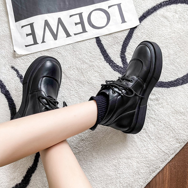 Ženske čizme sa ravnim đonom i vezicama u dvije boje