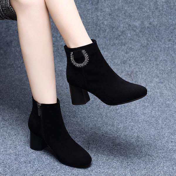 Elegantne ženske čizme s kopčom od eko brušene kože na petu