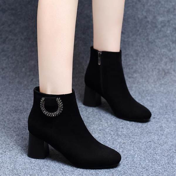 Elegantne ženske čizme s kopčom od eko brušene kože na petu