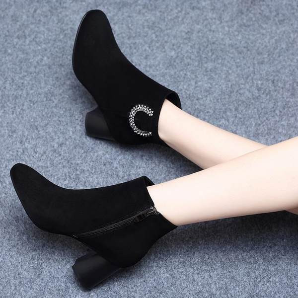 Elegantne ženske čizme s kopčom od eko brušene kože na petu