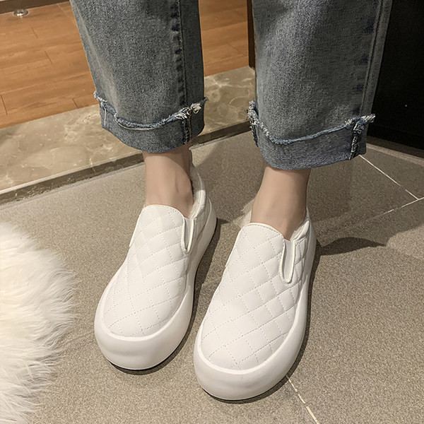 Ženske cipele od proštepane eko kože sa toplom postavom