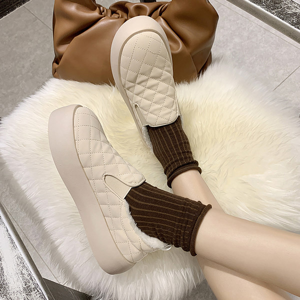 Ženske cipele od proštepane eko kože sa toplom postavom