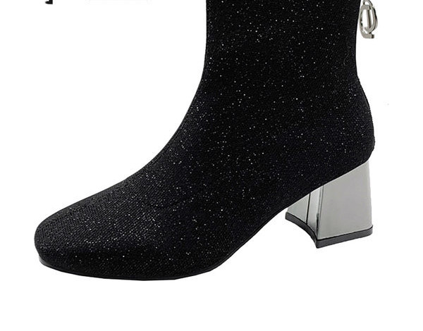 Novi model tekstilnih čizama sa sjajnim efektom i niskom debelom petom