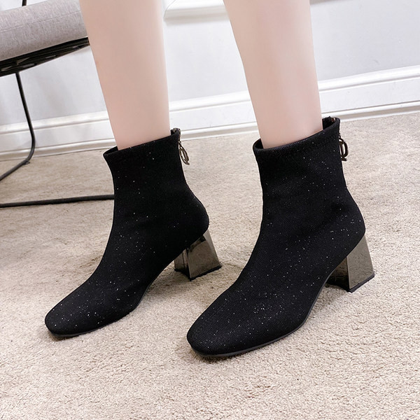 Novi model tekstilnih čizama sa sjajnim efektom i niskom debelom petom