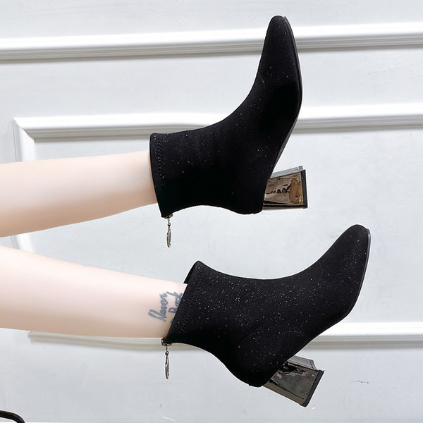 Novi model tekstilnih čizama sa sjajnim efektom i niskom debelom petom