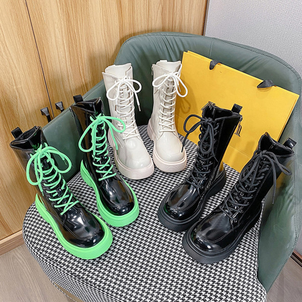 Moderne lakirane čizme s vezicama