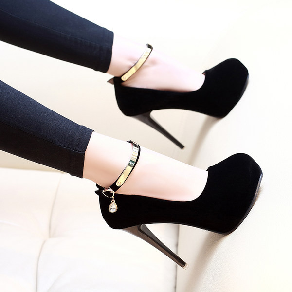 Ženske cipele s metalnom kopčom i visokom petom