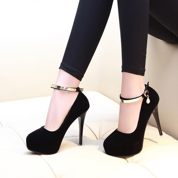 Ženske cipele s metalnom kopčom i visokom petom