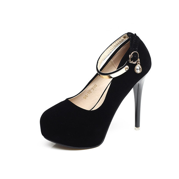 Ženske cipele s metalnom kopčom i visokom petom