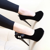 Elegantne ženske cipele s potpeticama i biserima